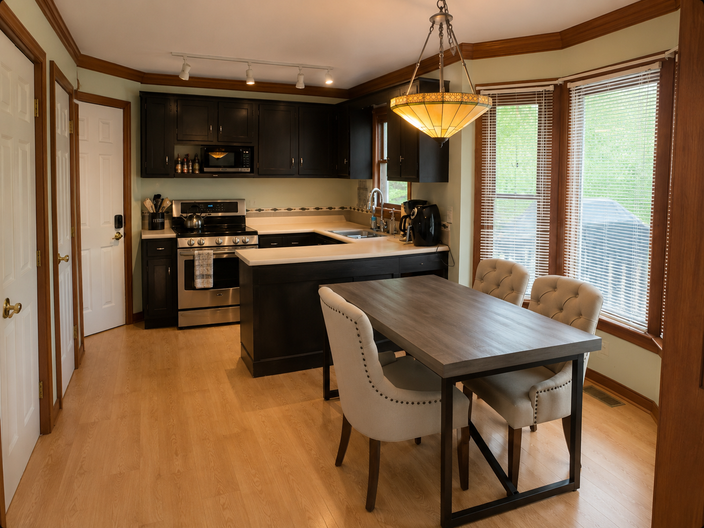 A kitchen and dining area at Serenity